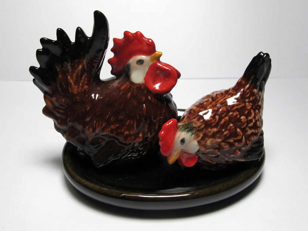 s-l1600_35215230-4cf5-4231-8c41-cf817514aac0.jpg Buy Craft Miniature Collectible Porcelain Hugging Chicken Hen Salt and Pepper - Image 1